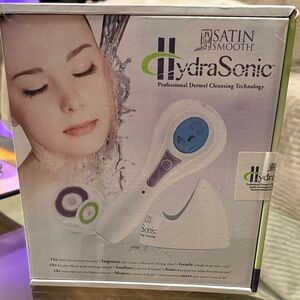 HydraSonic White Skincare Device